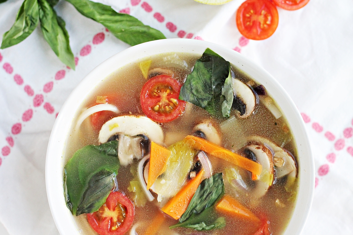 Asia-Suppe mit Udon-Nudeln, Ingwer und frischem Gemüse