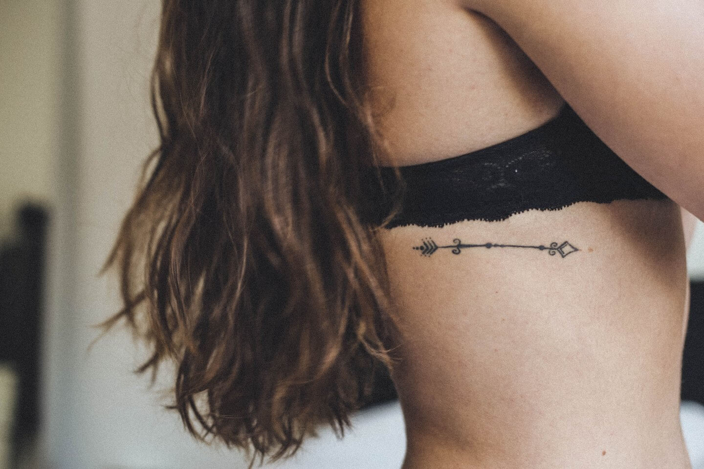 Schriftzug tattoo rippen Tattoo Oberschenkel