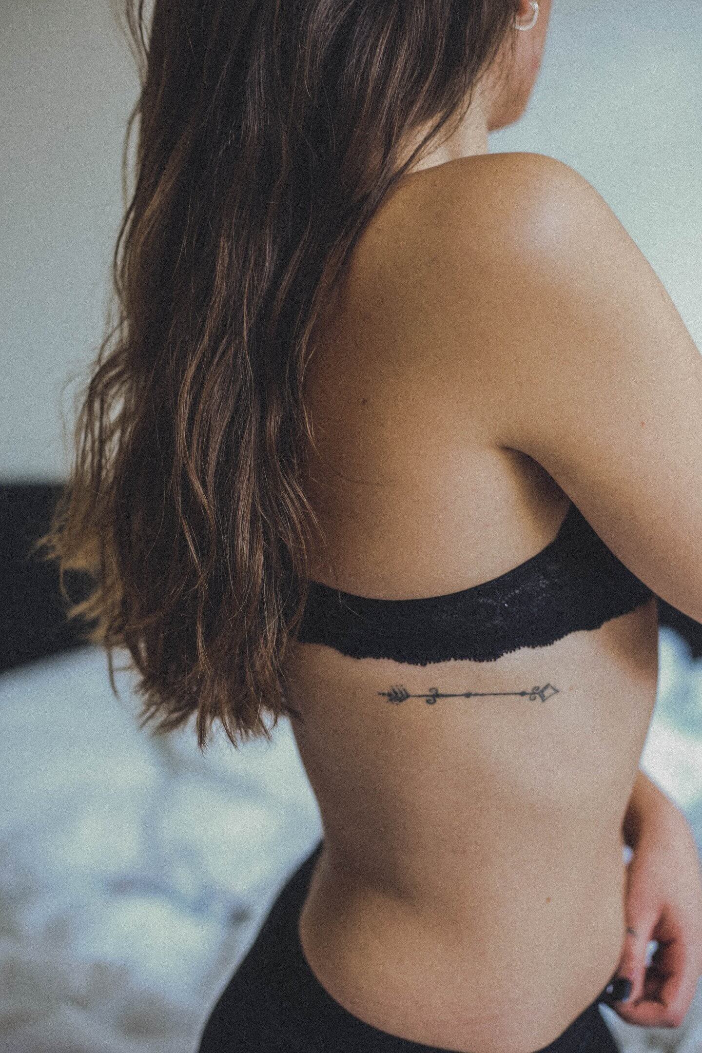 Frauen rippen tattoo seite Tattoo Hüfte